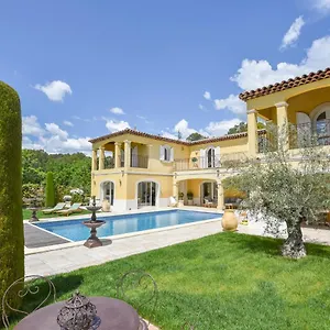 https://grande-chambre-vue-piscine-villa-sulis.fr-provencehotel.com